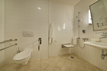 EA Hotel Julis**** - безбарьерная ванная комната