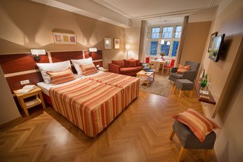EA Hotel Julis**** - Doppelzimmer (Twin) mit Blick auf den Franziskanergarten