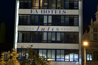 EA Hotel Julis**** - Neon-Logo auf dem Dach des Hotels