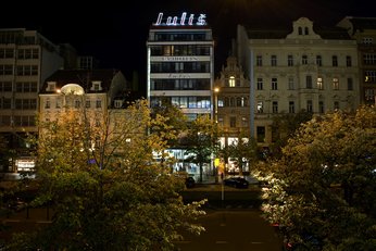 EA Hotel Julis**** - Hotelgebäude - Nacht Blick vom Wenzelsplatz